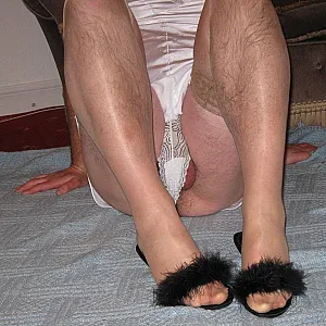 Close Up Tan Stockings & New Slippers Galeriebild