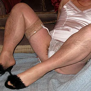 Close Up Tan Stockings & New Slippers Galeriebild