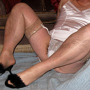 Close Up Tan Stockings & New Slippers Galeriebild