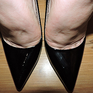 Titten,Fotze u.Arsch nackt in Lack High Heels Galeriebild