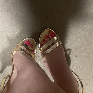Lackierte Zehen in diversen High Heels Galeriebild