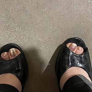 Lackierte Zehen in diversen High Heels Galeriebild