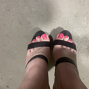 Lackierte Zehen in diversen High Heels Galeriebild