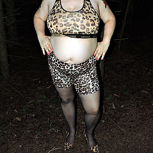 Zeigegeil im Wald mit gepard Outfit Galeriebild