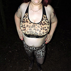 Zeigegeil im Wald mit gepard Outfit Galeriebild