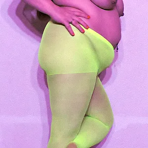 Fotze,Titten und Arsch im Neonlicht geil Galeriebild