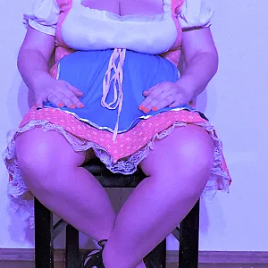 Im Dirndl im Neonlicht Galeriebild