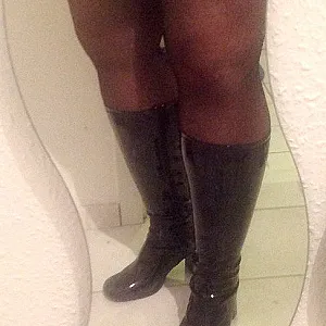 Stiefel, Strapse, Kleid Galeriebild