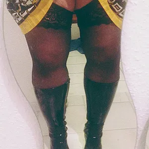 Stiefel, Strapse, Kleid Galeriebild