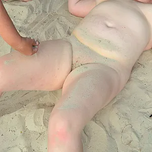 2 Lesben spielen im Sand 2-2 Galeriebild