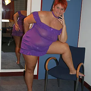 Posing in Lila... Galeriebild