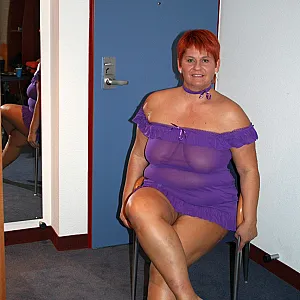 Posing in Lila... Galeriebild