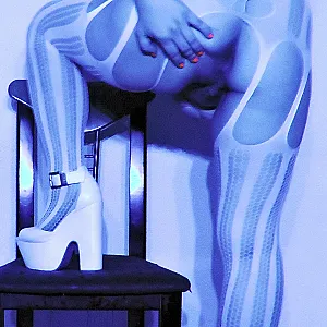 Catsweat in blauen Neonlicht Galeriebild