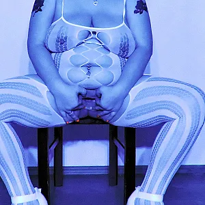 Catsweat in blauen Neonlicht Galeriebild