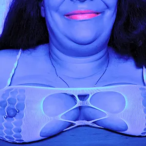 Catsweat in blauen Neonlicht Galeriebild