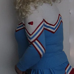 Cheerleaderin in blue gallery image