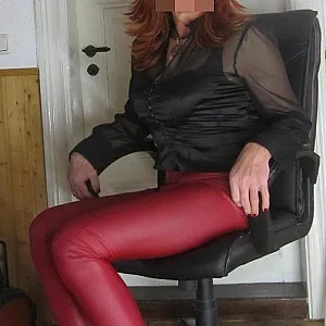 Und nun noch die neue rote Leggings Galeriebild