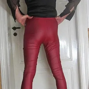 Und nun noch die neue rote Leggings Galeriebild