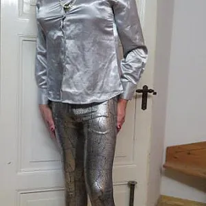 Meine silberne Leggings in Szene gesetzt . Galeriebild