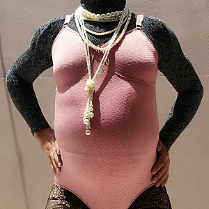 mich in schwarzer Spitze Dessous und rosa korselett Galeriebild