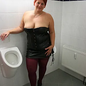 Heiss gedresst im Männer WC... Galeriebild