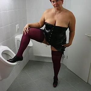 Heiss gedresst im Männer WC... Galeriebild