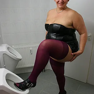 Heiss gedresst im Männer WC... Galeriebild