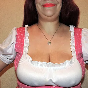 zeigegeil im pinken Dirndl Galeriebild