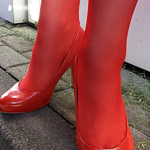 Das erste Bild von JuliaTZF's Galerie - Unterwegs in roten Nylons und Heels