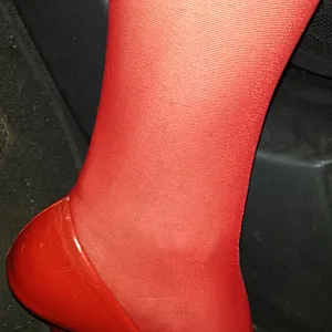 Unterwegs in roten Nylons und Heels Galeriebild
