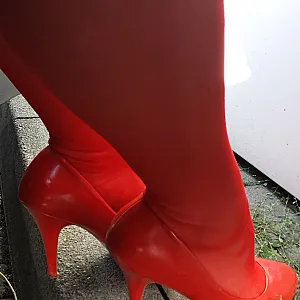 Unterwegs in roten Nylons und Heels Galeriebild