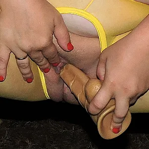 Mit gelben Nylons und Dildo in der Liebesschaukel Galeriebild