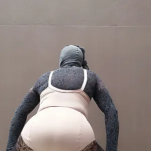 mich in schwarzer Spitze Dessous und beige Korselett Galeriebild