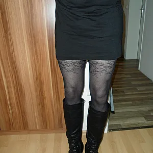 Halterlose und Stiefel zum Longshirt und Hotpants Galeriebild