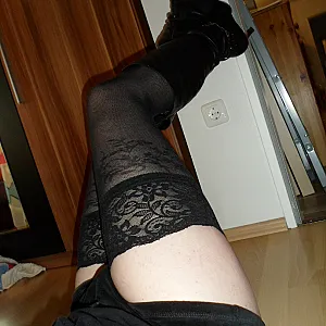 Halterlose und Stiefel zum Longshirt und Hotpants Galeriebild