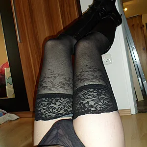 Halterlose und Stiefel zum Longshirt und Hotpants Galeriebild