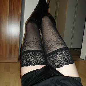 Halterlose und Stiefel zum Longshirt und Hotpants Galeriebild