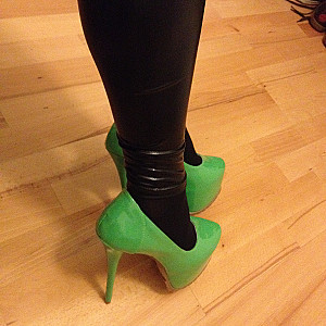 Das erste Bild von Puppendoktor's Galerie - High Heels und Glanzleggings