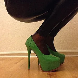 High Heels und Glanzleggings Galeriebild