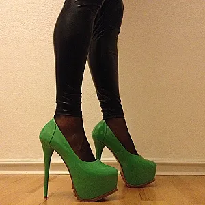 High Heels und Glanzleggings Galeriebild