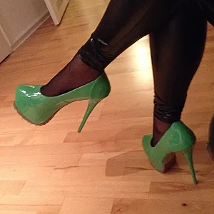 High Heels und Glanzleggings Galeriebild