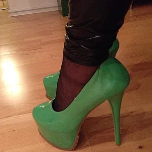 High Heels und Glanzleggings Galeriebild