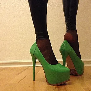 High Heels und Glanzleggings Galeriebild