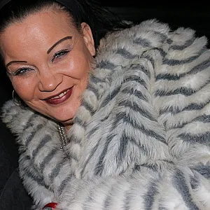 Gina dein Anal Luder Galeriebild