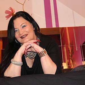 Gina dein Anal Luder Galeriebild