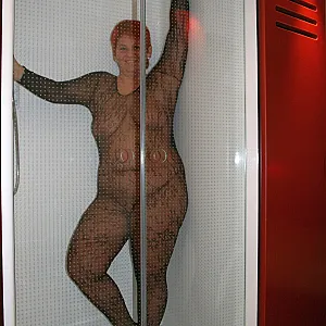 Posing in schwarzem Catsuit... Galeriebild