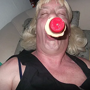 Mit der Flasche gefickt Galeriebild