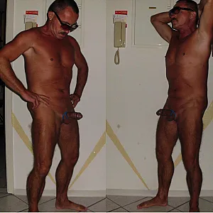 Mit Cockring braun und nackt Galeriebild