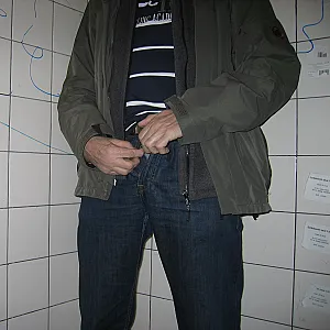 im öffentlichen WC Galeriebild
