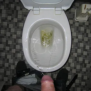 im öffentlichen WC Galeriebild